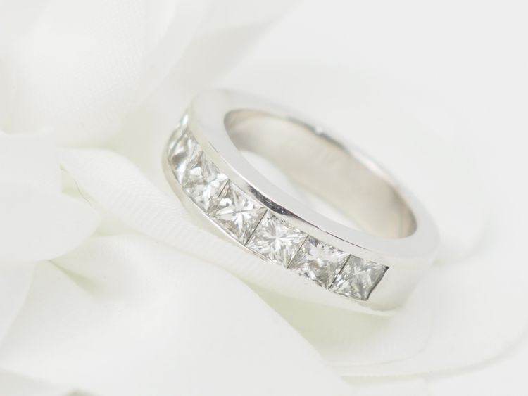 Fede nuziale in oro bianco con diamanti taglio principessa da 1,50 ct