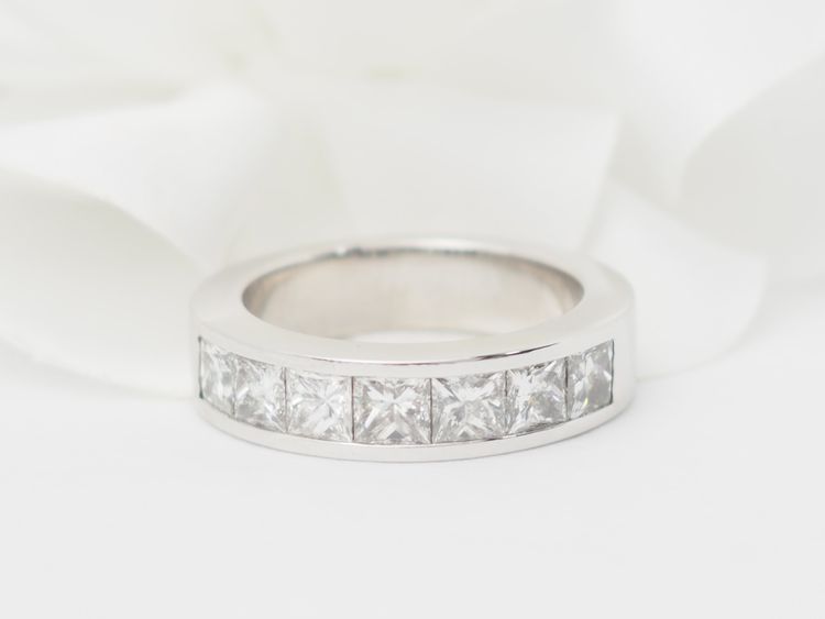 Fede nuziale in oro bianco con diamanti taglio principessa da 1,50 ct