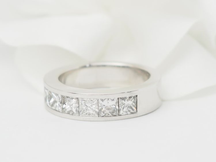 Fede nuziale in oro bianco con diamanti taglio principessa da 1,50 ct