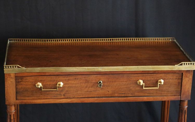 Console Louis XVI, walnut, XVIIIth century