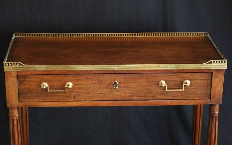Console Louis XVI, walnut, XVIIIth century