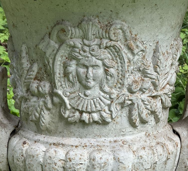 Pair of large Medici vases, cast iron garden property, fruit masks, 20th century