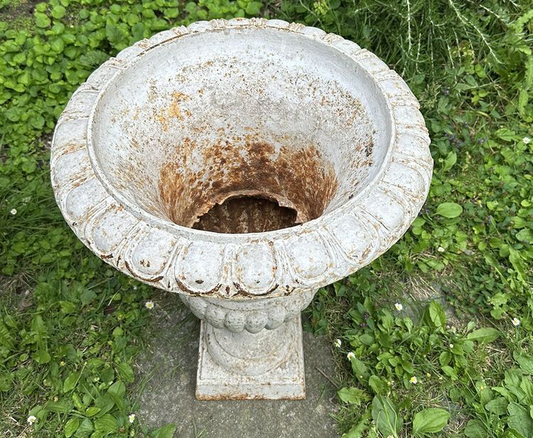 Pair of large Medici vases, cast iron garden property, fruit masks, 20th century