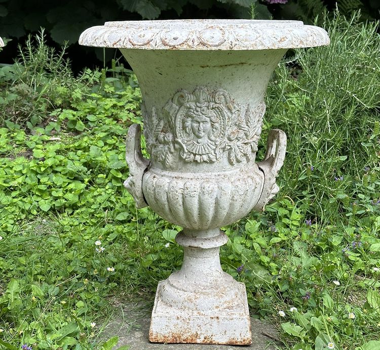 Pair of large Medici vases, cast iron garden property, fruit masks, 20th century