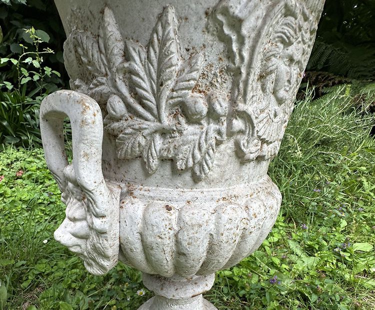 Pair of large Medici vases, cast iron garden property, fruit masks, 20th century