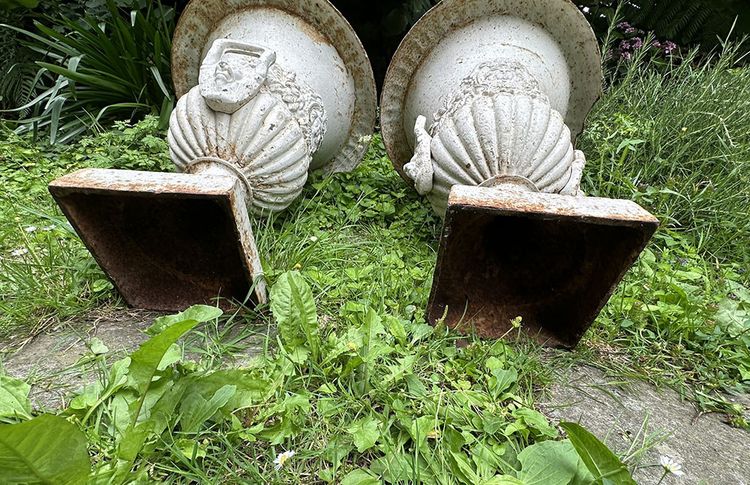 Pair of large Medici vases, cast iron garden property, fruit masks, 20th century