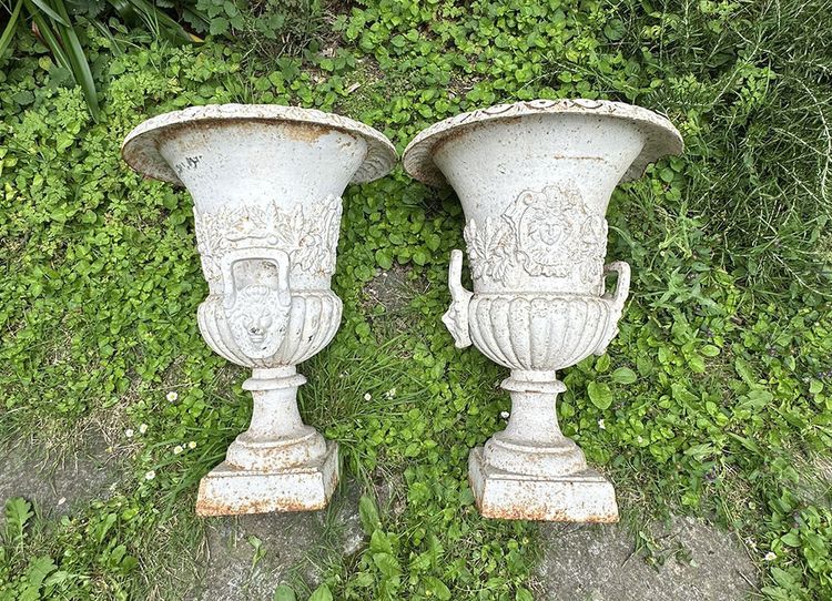 Pair of large Medici vases, cast iron garden property, fruit masks, 20th century