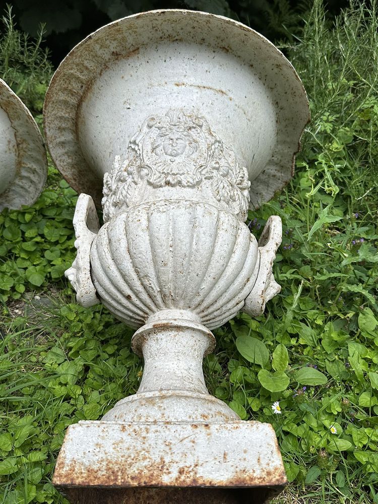 Pair of large Medici vases, cast iron garden property, fruit masks, 20th century