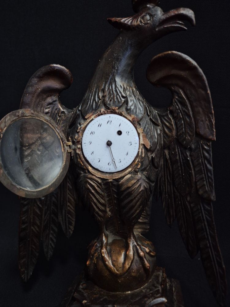 porte montre aigle en bois