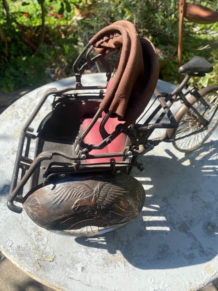 Bellissimo modello realistico di un taxi-bicicletta biposto come triciclo, modello degli anni '60