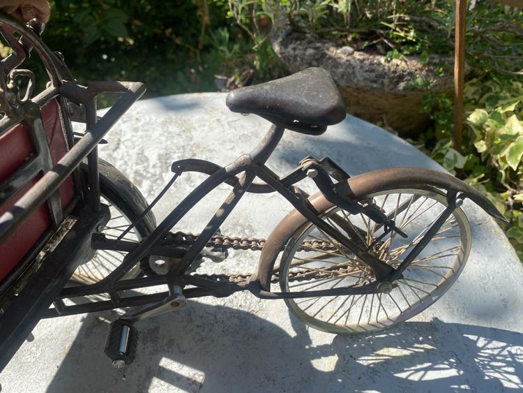 Bellissimo modello realistico di un taxi-bicicletta biposto come triciclo, modello degli anni '60