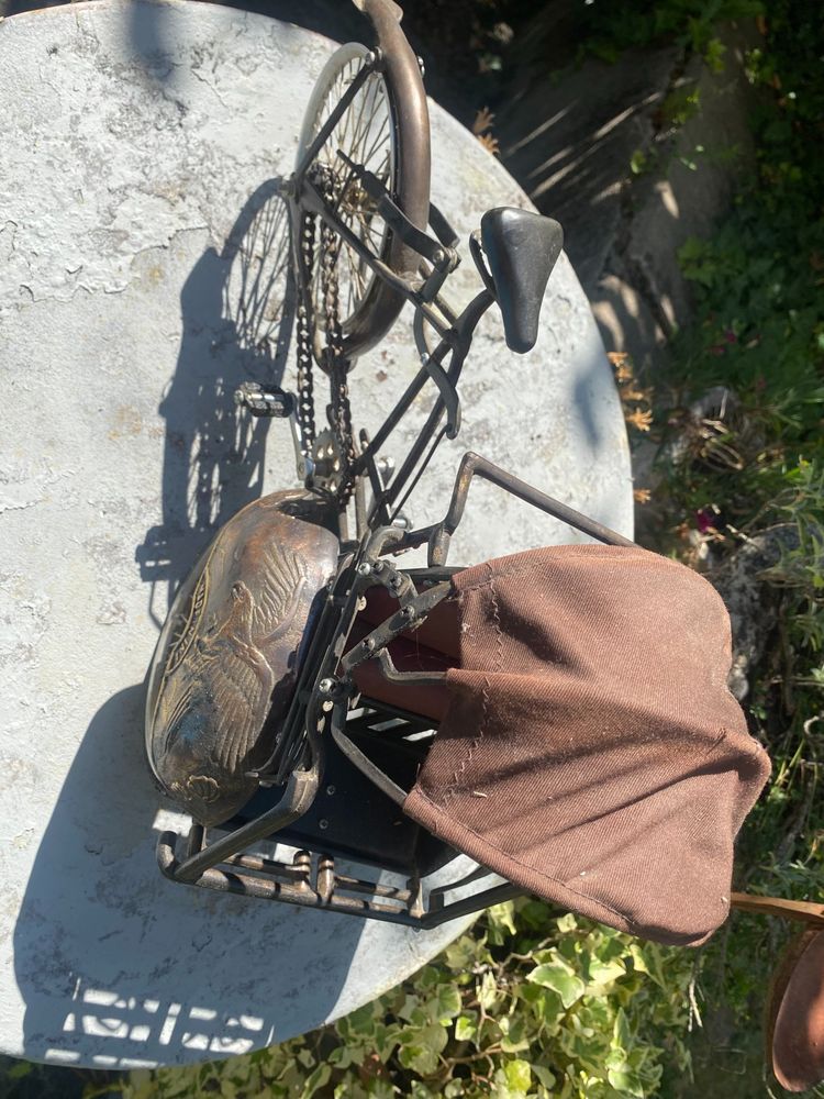 Bellissimo modello realistico di un taxi-bicicletta biposto come triciclo, modello degli anni '60