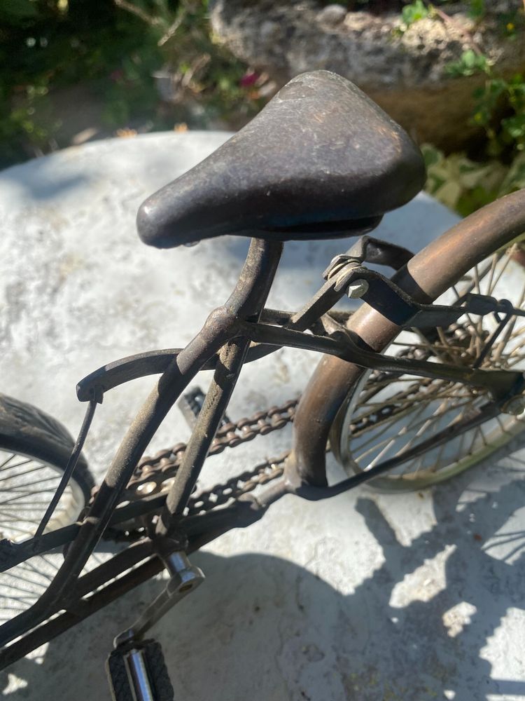 Bellissimo modello realistico di un taxi-bicicletta biposto come triciclo, modello degli anni '60