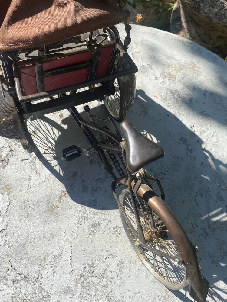 Bellissimo modello realistico di un taxi-bicicletta biposto come triciclo, modello degli anni '60