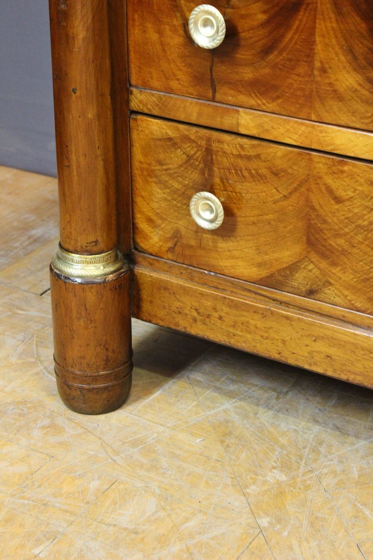 Comò Impero con colonne staccate in noce, inizio XIX secolo