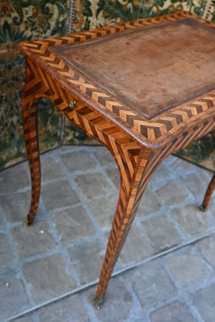 rare table de salon d époque Louis XV  .Attribuée à Adrien Delorme