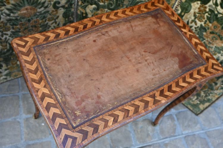 rare table de salon d époque Louis XV  .Attribuée à Adrien Delorme
