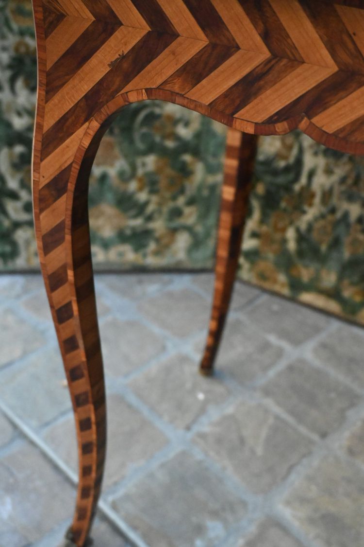 rare table de salon d époque Louis XV  .Attribuée à Adrien Delorme