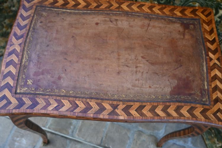 rare table de salon d époque Louis XV  .Attribuée à Adrien Delorme
