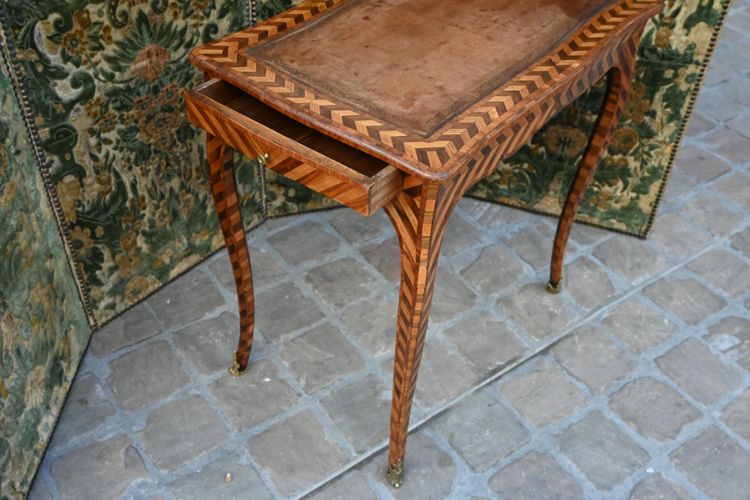 rare table de salon d époque Louis XV  .Attribuée à Adrien Delorme