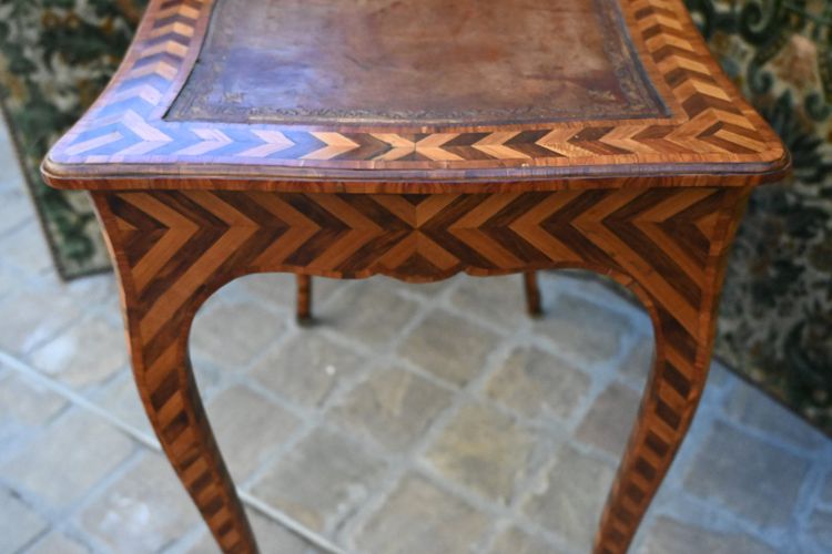 rare table de salon d époque Louis XV  .Attribuée à Adrien Delorme