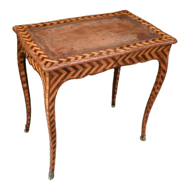 rare table de salon d époque Louis XV  .Attribuée à Adrien Delorme