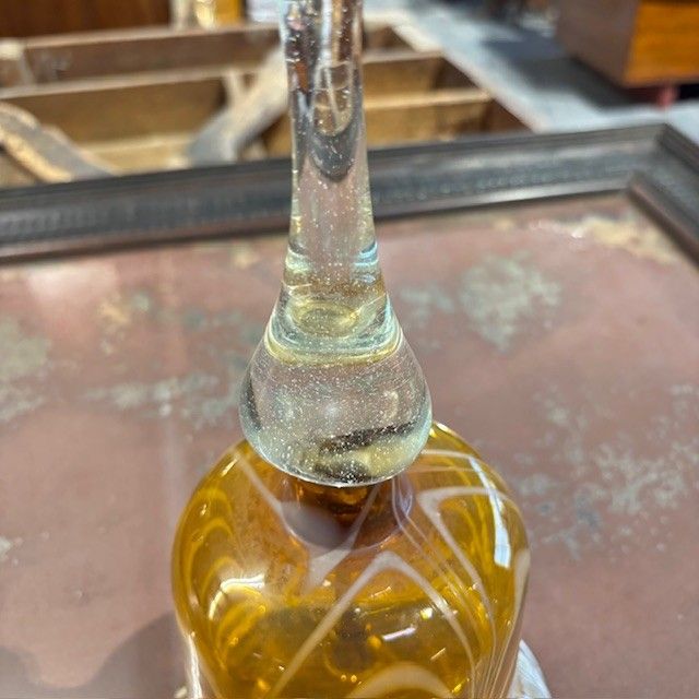 Grande cloche ancienne en verre du XIXe siècle. Jaune et blanc. Dimensions : hauteur 35 cm, diamètre 15 cm.
