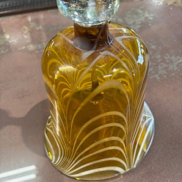 Grande cloche ancienne en verre du XIXe siècle. Jaune et blanc. Dimensions : hauteur 35 cm, diamètre 15 cm.