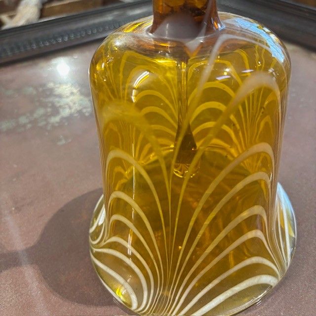 Grande cloche ancienne en verre du XIXe siècle. Jaune et blanc. Dimensions : hauteur 35 cm, diamètre 15 cm.