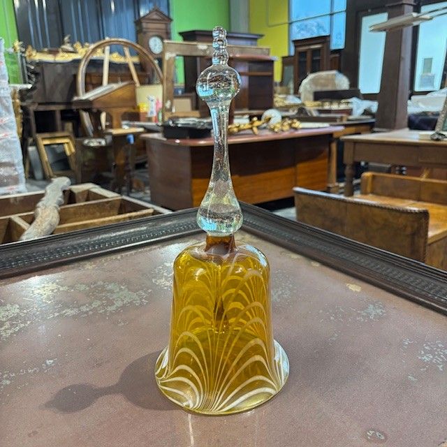 Grande cloche ancienne en verre du XIXe siècle. Jaune et blanc. Dimensions : hauteur 35 cm, diamètre 15 cm.