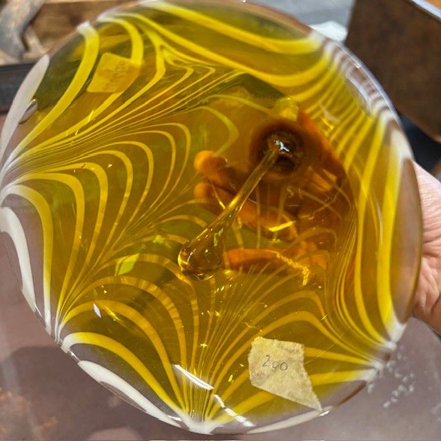 Grande cloche ancienne en verre du XIXe siècle. Jaune et blanc. Dimensions : hauteur 35 cm, diamètre 15 cm.