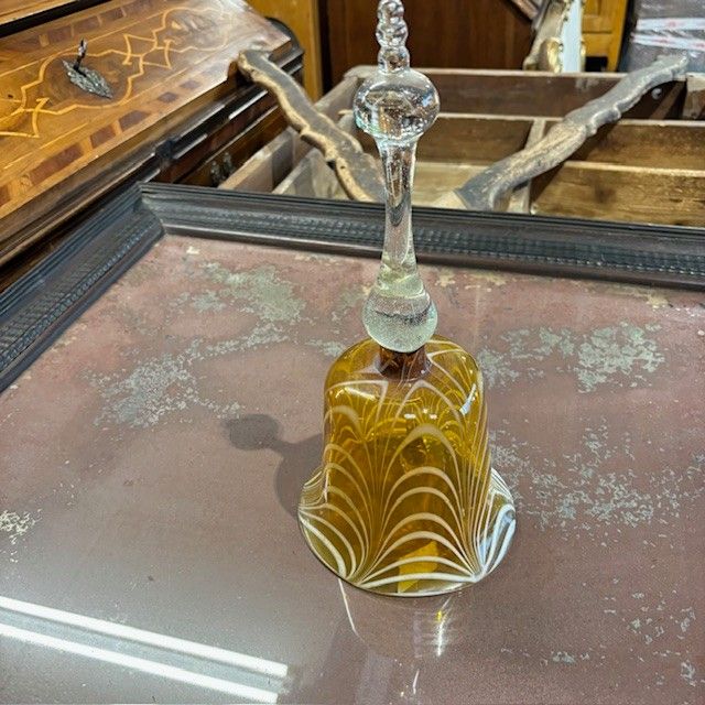 Grande cloche ancienne en verre du XIXe siècle. Jaune et blanc. Dimensions : hauteur 35 cm, diamètre 15 cm.