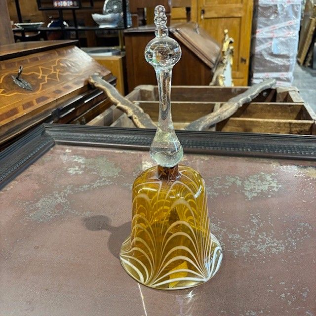 Grande cloche ancienne en verre du XIXe siècle. Jaune et blanc. Dimensions : hauteur 35 cm, diamètre 15 cm.