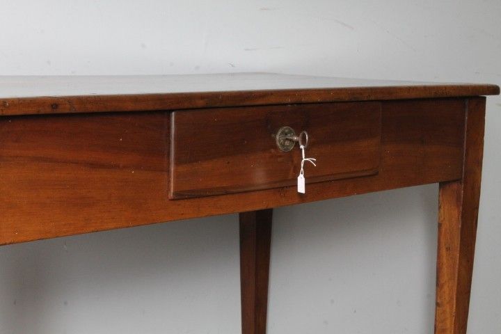Antique Louis XVI walnut writing table, late 18th century, restored. Dimensions: 136 x 64 cm. Height: 79 cm.