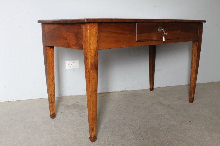 Antique Louis XVI walnut writing table, late 18th century, restored. Dimensions: 136 x 64 cm. Height: 79 cm.