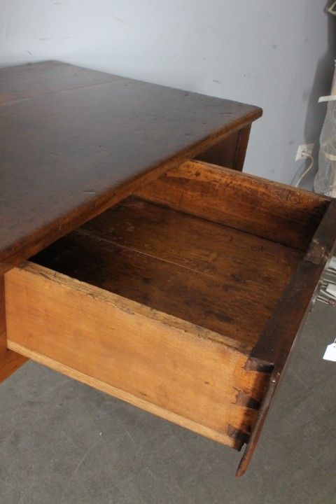 Antique Louis XVI walnut writing table, late 18th century, restored. Dimensions: 136 x 64 cm. Height: 79 cm.