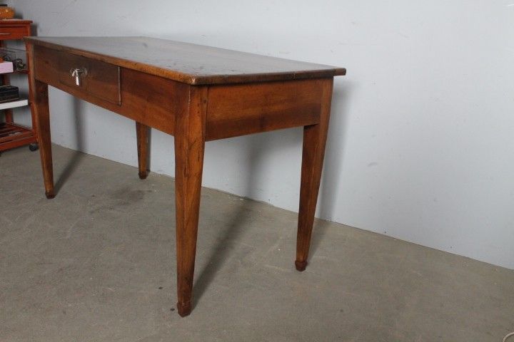 Antique Louis XVI walnut writing table, late 18th century, restored. Dimensions: 136 x 64 cm. Height: 79 cm.