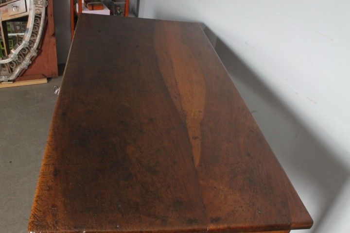 Antique Louis XVI walnut writing table, late 18th century, restored. Dimensions: 136 x 64 cm. Height: 79 cm.