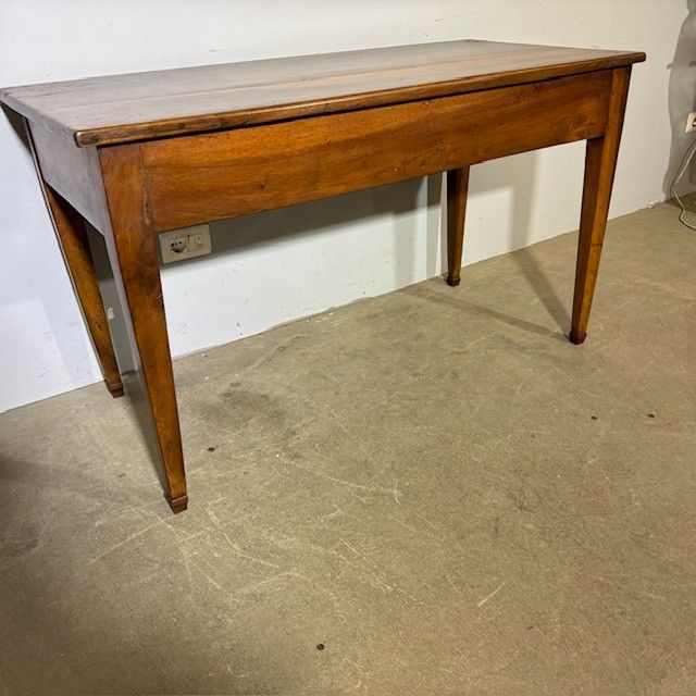 Antique Louis XVI walnut writing table, late 18th century, restored. Dimensions: 136 x 64 cm. Height: 79 cm.
