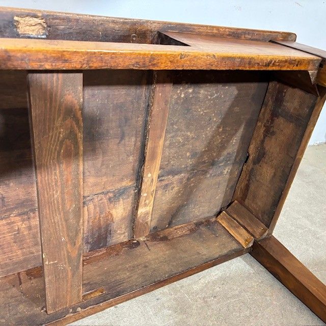 Antique Louis XVI walnut writing table, late 18th century, restored. Dimensions: 136 x 64 cm. Height: 79 cm.