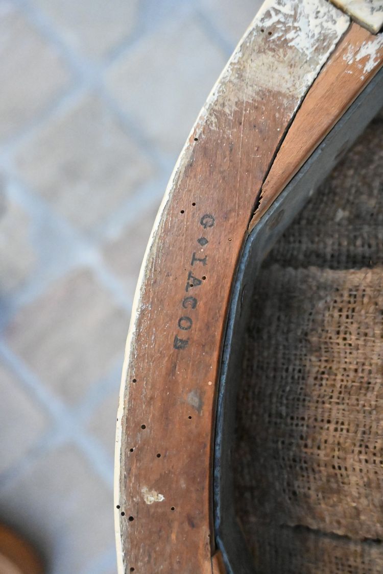 Poltrona bassa in stile Luigi XVI con timbro di Georges Jacob