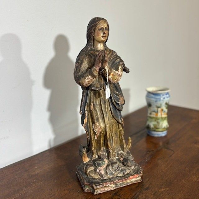 Ancienne sculpture en bois polychrome d'une Vierge, XVIIe siècle. H 46