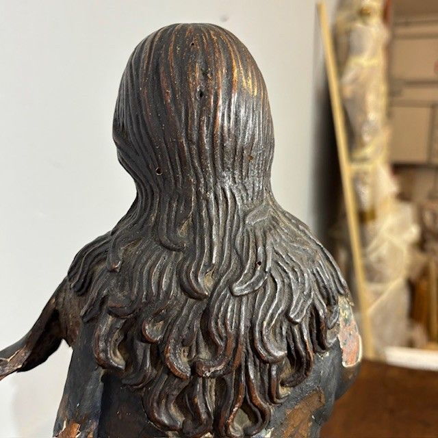 Ancienne sculpture en bois polychrome d'une Vierge, XVIIe siècle. H 46