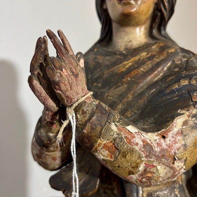 Ancienne sculpture en bois polychrome d'une Vierge, XVIIe siècle. H 46