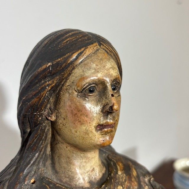 Ancienne sculpture en bois polychrome d'une Vierge, XVIIe siècle. H 46