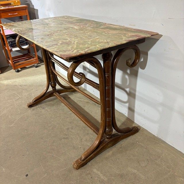 Table ancienne Thonet Art Déco, 1940, en hêtre courbé et onyx. Dimensions : 106 x 61 cm. Hauteur : 79 cm.