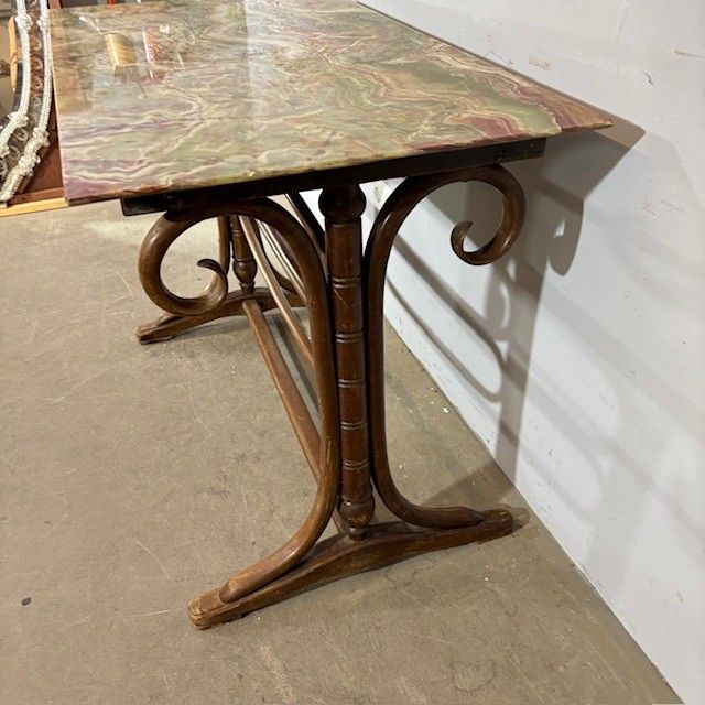 Table ancienne Thonet Art Déco, 1940, en hêtre courbé et onyx. Dimensions : 106 x 61 cm. Hauteur : 79 cm.
