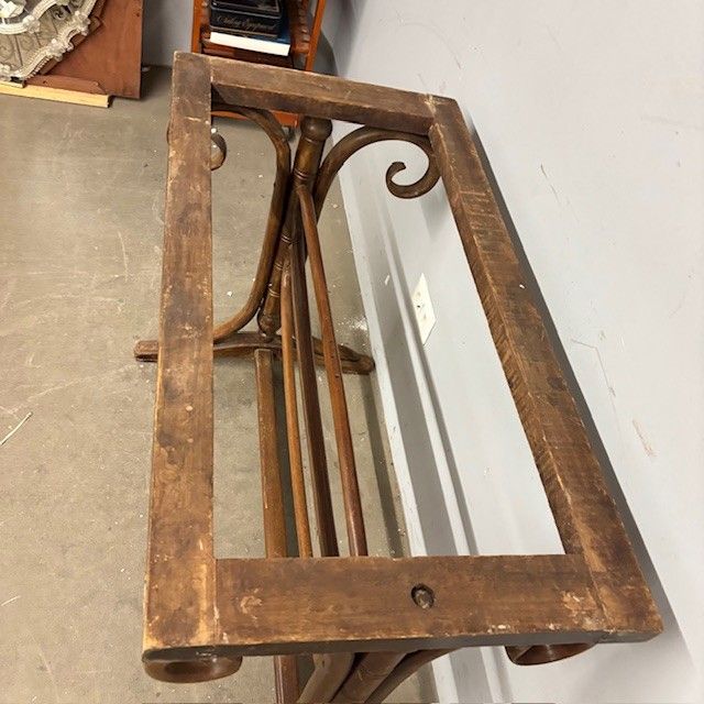 Table ancienne Thonet Art Déco, 1940, en hêtre courbé et onyx. Dimensions : 106 x 61 cm. Hauteur : 79 cm.