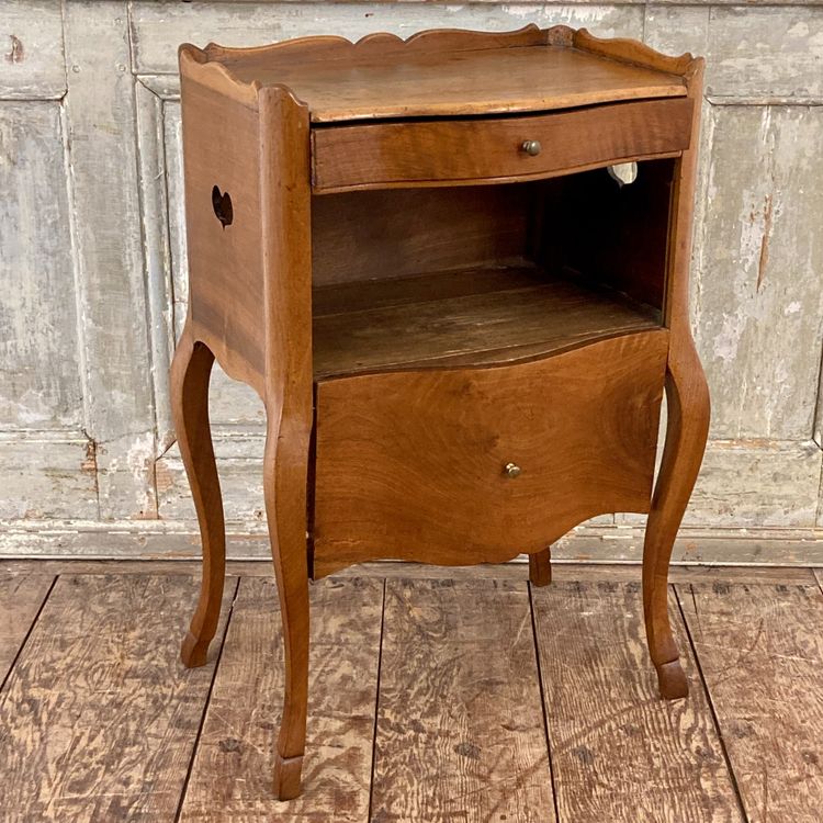 Table de chevet en noyer Louis XV