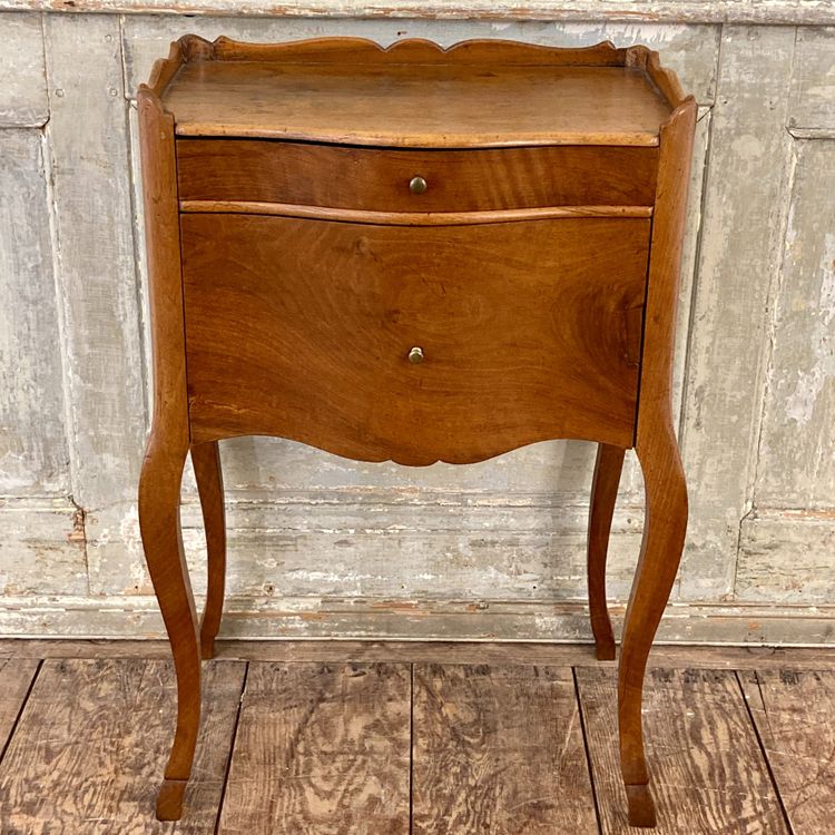Table de chevet en noyer Louis XV
